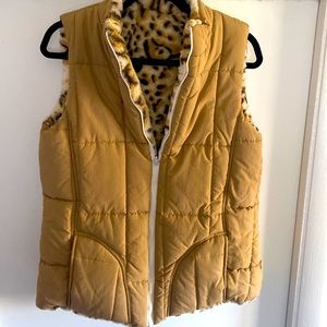 Cute reversible vest! One side is tan, other is fuzzy leopard.NOT XL FITS  MED